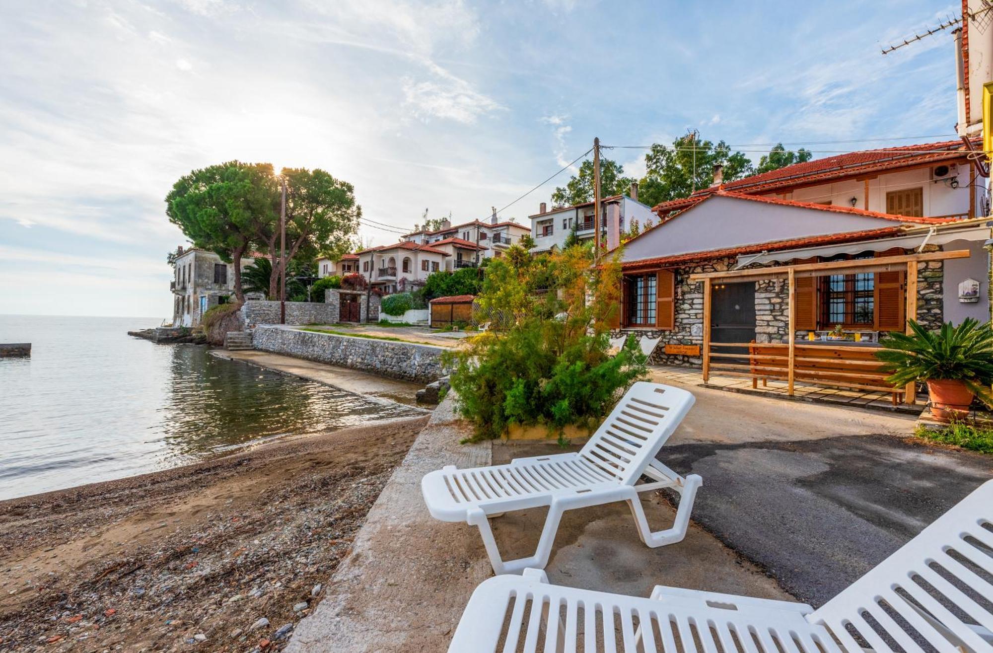 The Sea Front Fisherman's House Hébergement de vacances *